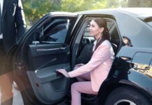 Luxe & Mobilité, c-levels | Uber rachète Blacklane et accélère sur le transport de luxe pour cadres chauffeur @ credit Depositphotos