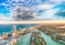 USA | HHM Hotels lance la marque Hotel Rendale à Miami Beach et Washington, D.C. Aerial view of Miami Beach at sunset.