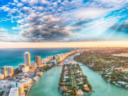 Pays-Bas | Corendon traverse l’Atlantique et pose ses valises à Miami Aerial view of Miami Beach at sunset.