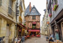 Asset | Otelium acquiert le Relais Saint-Éloi à Tours et poursuit son développement en France Vieille ville de Tours @ credit Depositphotos
