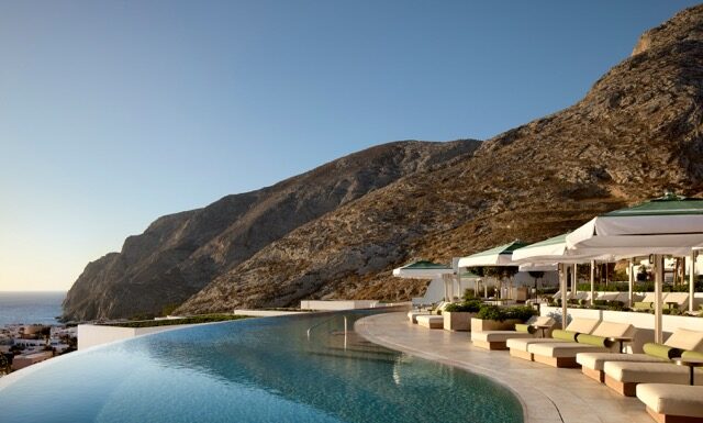 Sandblu-Santorini-LXR-Hotels-Resorts-pool-Blu - Moyenne
