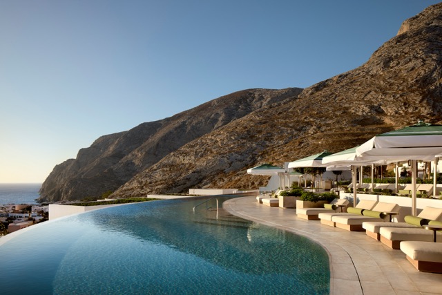 Sandblu-Santorini-LXR-Hotels-Resorts-pool-Blu - Moyenne