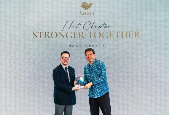 Cérémonie de signature, Christopher Hur & Suchad Chiaranussati @ credit Fusion Hotel Group