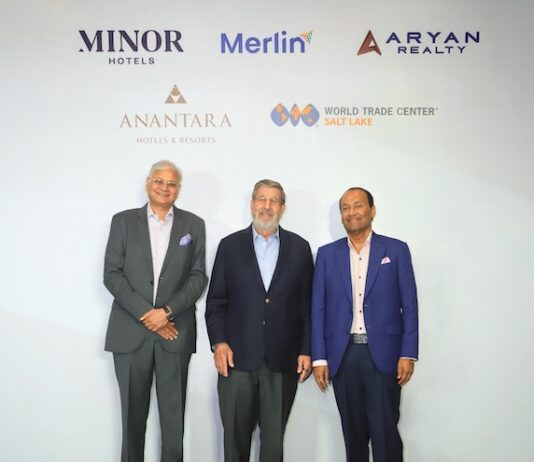 Inde | Minor Hotels signe les deux premières adresses Anantara en Inde — un resort à Coorg et un hôtel urbain à Kolkata Sanjay Saraf, William E. Heinecke and Sushil Mohta @ credit Minor Hotels