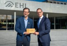 RSE | L’EHL obtient la certification B Corp et renforce son engagement pour une hospitalité durable Jonathan Normand, CEO & Founder of B Lab Switzerland and Markus Venzin, CEO of EHL © 2026 EHL