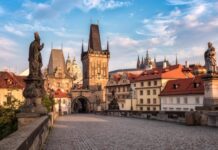 Investissements, République tchèque | Kempinski Hotels acquiert l’Augustine Hotel de Prague et met fin à 55 ans sans acquisition directe Charles Bridge in Prague