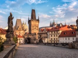 Investissements, République tchèque | Kempinski Hotels acquiert l’Augustine Hotel de Prague et met fin à 55 ans sans acquisition directe Charles Bridge in Prague