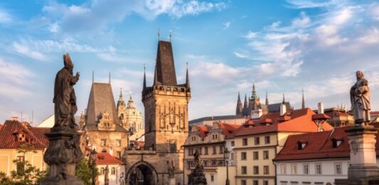 Investissements, République tchèque | Kempinski Hotels acquiert l’Augustine Hotel de Prague et met fin à 55 ans sans acquisition directe Charles Bridge in Prague