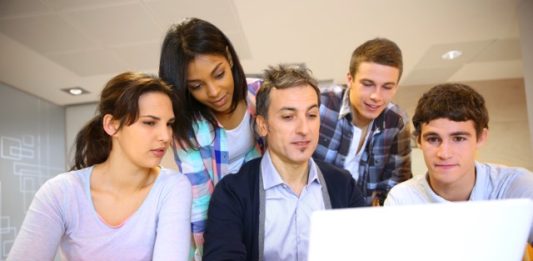 Formation | La FIPA* publie un nouveau guide pour pérenniser les CFA d’entreprise, une piste sérieuse pour l’hôtellerie en manque de talents Formation @ credit Depositphotos
