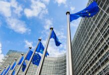 🇪🇺 | Lancement de l’appel à candidatures 2027 pour le label « European Capitals of Tourism » flags of the European Union against the background of the European Commission building Berlaymont in Brussels, Belgium