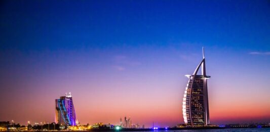 Émirats | UAE Hospitality Barometer (Juniper Strategy x GRIF*) : recul de -27% mais confiance en forte hausse à 12 mois pour le secteur hôtelier et restauration des Émirats Dubaï @ credit Depositphotos