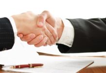 Décryptage | Le « manchise », contrat hybride entre gestion et franchise, gagne du terrain dans l’hôtellerie Handshake of business partners