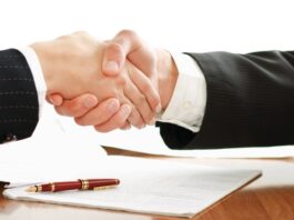 Décryptage | Le « manchise », contrat hybride entre gestion et franchise, gagne du terrain dans l’hôtellerie Handshake of business partners