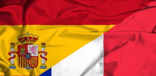 France – Espagne | Les managers espagnols à la conquête de l’hôtellerie mondiale Waving flag of France and Spain