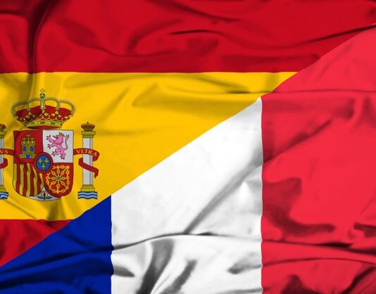 France – Espagne | Les managers espagnols à la conquête de l’hôtellerie mondiale Waving flag of France and Spain