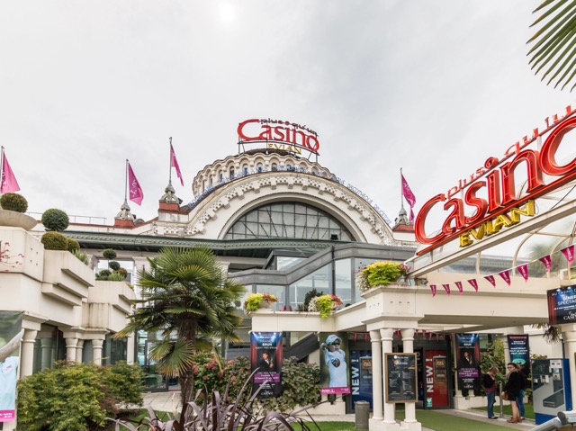 Faits divers, France | Incendie au casino d’Évian-les-Bains : l’aile ouest détruite, la coupole sauvée Faits divers, France | Incendie au casino d’Évian-les-Bains : l’aile ouest détruite, la coupole sauvée