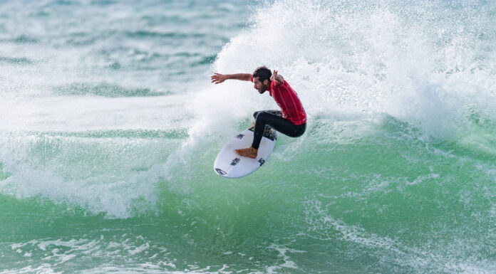 Jérémy Florès surfe à Peniche, Portugal