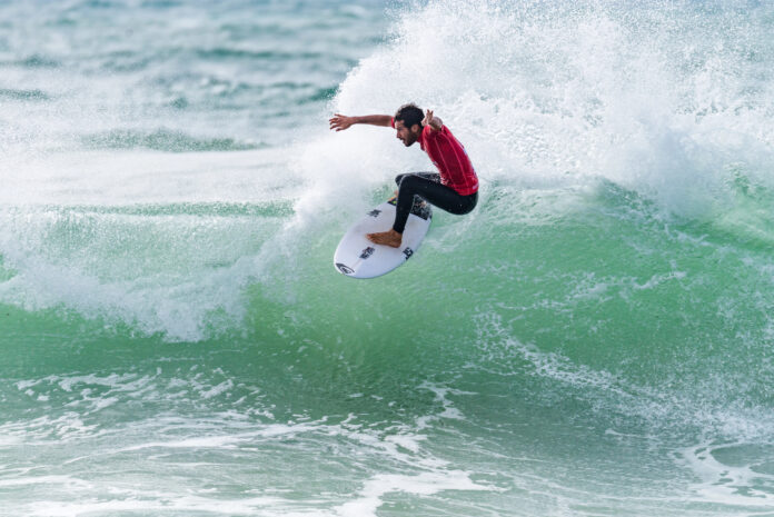 Jérémy Florès surfe à Peniche, Portugal