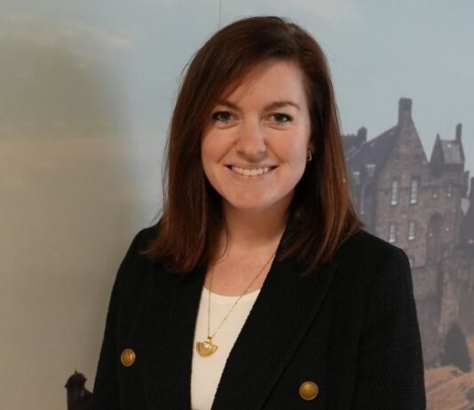 Écosse 🏴🛫 | De Booking.com aux pistes d’Édimbourg, Lynsey Burns, le profil tourisme qui réinvente l’aviation Lynsey Burns @ credit Edinburgh Airport