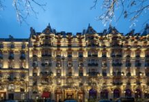 Clap de fin | Jean Imbert quitte la direction des cuisines du Plaza Athénée, Jocelyn Herland lui succède View of facade of Plaza Athenee Hotel with christmas