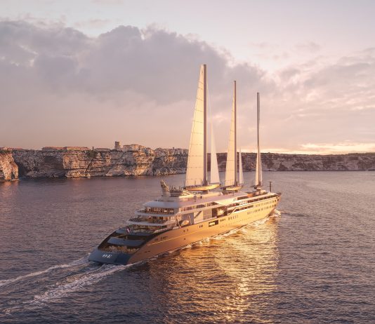 Grands voiliers de luxe | Orient Express Corinthian baptisé à Saint-Nazaire : le plus grand voilier du monde prend la mer