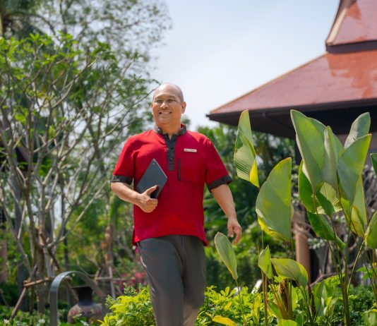 Monde | Anantara Hotels & Resorts lance « People Who Inspire » pour célébrer 25 ans d’hospitality expérientielle Yingsuphat Alex Wrarapho Chief Experience Insider at Anantara Hua Hin Resort @ credit Minor Hotels