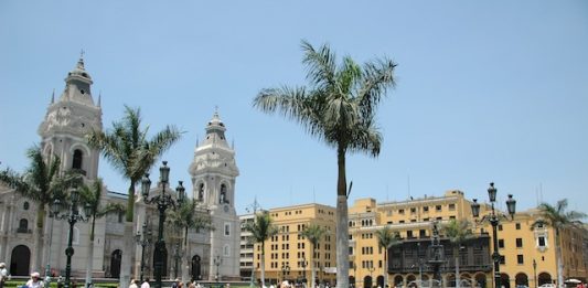 Marriott International renforce son portefeuille luxe au Pérou avec deux conversions majeures à Lima Downtown in Lima Peru showing cathedral and colonial buildings