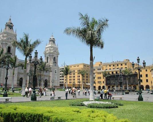 Marriott International renforce son portefeuille luxe au Pérou avec deux conversions majeures à Lima Downtown in Lima Peru showing cathedral and colonial buildings