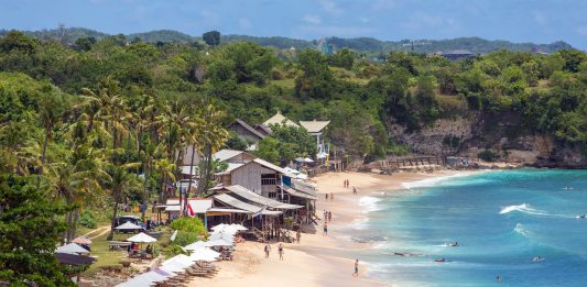 Asie | Mirah Investment & Development s’associe à RV Capital pour accélérer le développement de SOMOSHOTELS et Cocana Resorts en Asie Balangan Beach, Bali @ credit Depositphotos