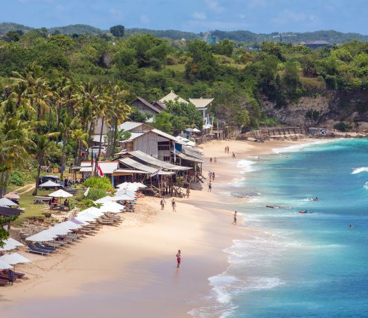 Asie | Mirah Investment & Development s’associe à RV Capital pour accélérer le développement de SOMOSHOTELS et Cocana Resorts en Asie Balangan Beach, Bali @ credit Depositphotos