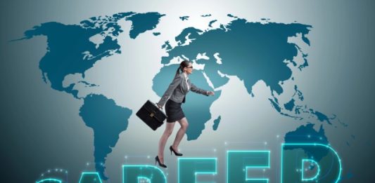 Afrique, Témoignage | « No. 1 World’s Best Workplace » ? Quand l’hôtellerie mondiale oublie ses expatriés Businesswoman in global employment concept