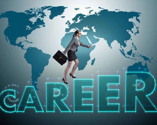 Afrique, Témoignage | « No. 1 World’s Best Workplace » ? Quand l’hôtellerie mondiale oublie ses expatriés Businesswoman in global employment concept