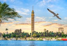 Égypte | Au Caire, TLD à Sheikh Zayed avec un hôtel Tribute Portfolio by Marriott Seagull over river Nile in Cairo and famous TV Tower, Egypt