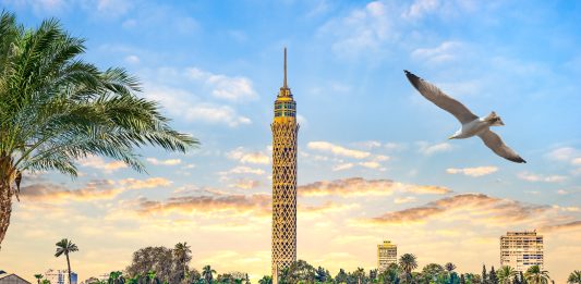 Égypte | Au Caire, TLD à Sheikh Zayed avec un hôtel Tribute Portfolio by Marriott Seagull over river Nile in Cairo and famous TV Tower, Egypt