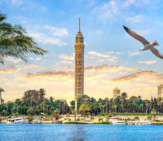 Égypte | Au Caire, TLD à Sheikh Zayed avec un hôtel Tribute Portfolio by Marriott Seagull over river Nile in Cairo and famous TV Tower, Egypt