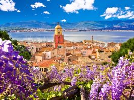 Riviera | Machefert Group relance le Kube Saint-Tropez et la plage Cybèle dans le cadre de son plan « Phénix » Saint Tropez village church tower and old rooftops view @ credit Depositphotos