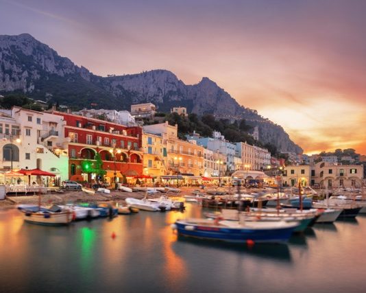 Italie | Starhotels acquiert l’Hotel Villa Blu à Capri et se renforce sur les destinations balnéaires Capri, Italy at Marina Grande at Twilight