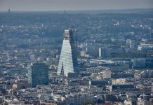 S1 2027, topping out | La Tour Triangle atteint son sommet à Paris avant une ouverture prévue en 2027 La Tour Triangle atteint 180 mètres à Paris. Le projet mixte avec hôtel Radisson Blu doit ouvrir au premier semestre 2027.