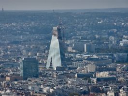 S1 2027, topping out | La Tour Triangle atteint son sommet à Paris avant une ouverture prévue en 2027 La Tour Triangle atteint 180 mètres à Paris. Le projet mixte avec hôtel Radisson Blu doit ouvrir au premier semestre 2027.