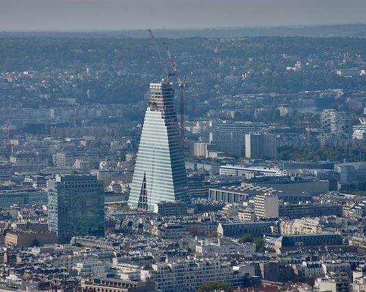 S1 2027, topping out | La Tour Triangle atteint son sommet à Paris avant une ouverture prévue en 2027 La Tour Triangle atteint 180 mètres à Paris. Le projet mixte avec hôtel Radisson Blu doit ouvrir au premier semestre 2027.