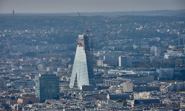 La Tour Triangle atteint 180 mètres à Paris. Le projet mixte avec hôtel Radisson Blu doit ouvrir au premier semestre 2027.