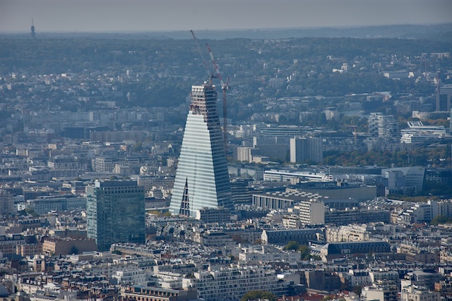 La Tour Triangle atteint 180 mètres à Paris. Le projet mixte avec hôtel Radisson Blu doit ouvrir au premier semestre 2027.