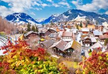 Gstaad relance le duel des Alpes avec Courchevel après plusieurs transactions hôtelières majeures Vue sur les toits de Gstaad @Depositphotos.com