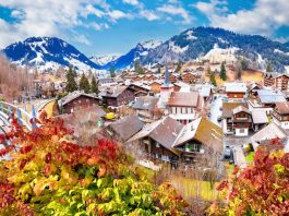 Gstaad relance le duel des Alpes avec Courchevel après plusieurs transactions hôtelières majeures Vue sur les toits de Gstaad @Depositphotos.com