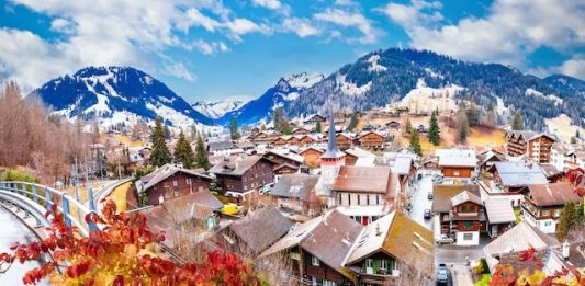 Gstaad relance le duel des Alpes avec Courchevel après plusieurs transactions hôtelières majeures Vue sur les toits de Gstaad @Depositphotos.com