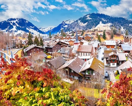 Gstaad relance le duel des Alpes avec Courchevel après plusieurs transactions hôtelières majeures Vue sur les toits de Gstaad @Depositphotos.com
