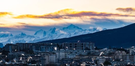 France-Suisse | Travailleurs frontaliers : un accord européen qui pourrait rebattre les cartes de l’indemnisation chômage Genève au lever du soleil Depositphotos.com