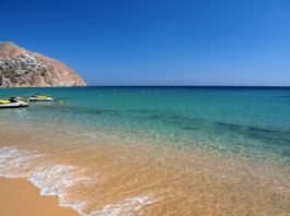 Grèce | L’ouverture du Fouquet’s Mykonos attendue pour le 27 juin 2026 Plage de Paraga, Mykonos @ creditDepositphotos