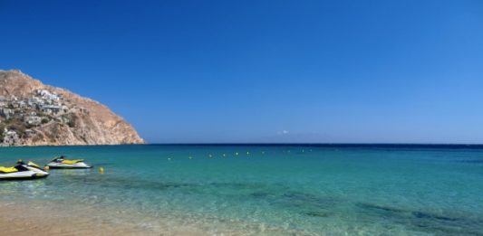 Grèce | L’ouverture du Fouquet’s Mykonos attendue pour le 27 juin 2026 Plage de Paraga, Mykonos @ creditDepositphotos