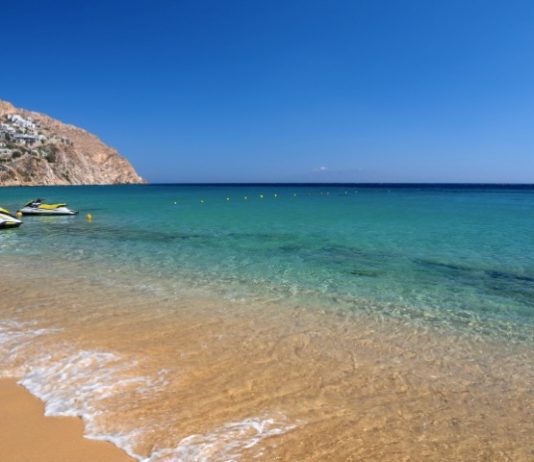 Grèce | L’ouverture du Fouquet’s Mykonos attendue pour le 27 juin 2026 Plage de Paraga, Mykonos @ creditDepositphotos